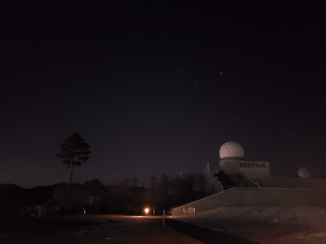 富士吉田市　富士山レーダードーム館の芝生広場は星空を眺めるのにも最高の場所です。

エリア内には富士吉田道の駅もあり駐車場も完備されていますし、灯りもありますが、それでも星がとてもきれいに見えます。