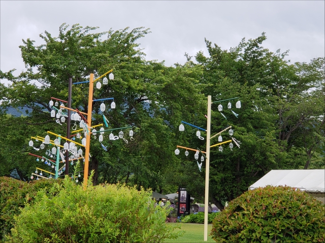 風に吹かれて、風鈴の音色が心地良かったです♪

ただ、今日は時々雨が降ったりして寒いくらいだったので、明日はお日様がでて夏らしくなるといいですね＾＾