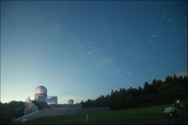 富士山の麓の富士北麓地域は、都心から車でわずか90分で天の川と満天の星空が見えます。