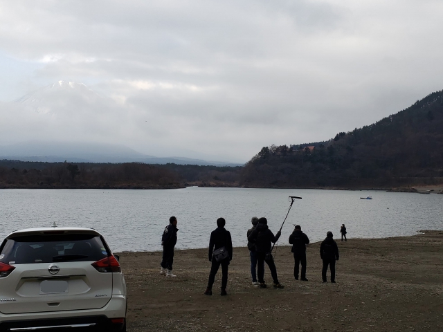 そしてその後は精進湖へ。
当時は雲の切れ間からわずかな富士山が顔を出しましたが、そのタイミングで増田さんにドローンを体験していただけたようです。