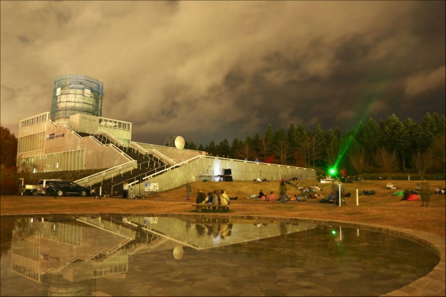 イベントの当日は雲が広がって心配だったのですが、イベントの開催時間だけ雲が晴れてきて、みんなで流れ星を見ることもできました＾＾

冬は特に空気が澄んで、きれいな星空を眺めることができます。


富士吉田にある富士山レーダードームの芝生に寝転んで見ていたのですが、満天の星をいつでも見られる環境に感謝です(^^)